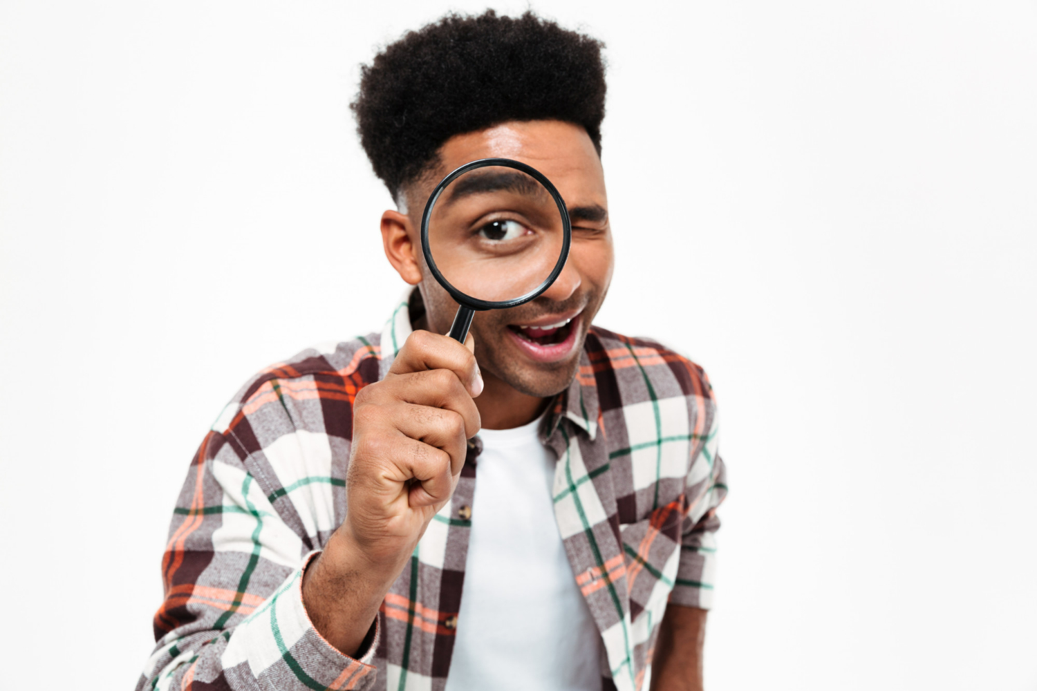 Jovem negro olhando para uma lupa representando a pesquisa de engajamento