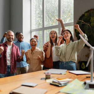 Uma equipe de trabalho feliz e produtiva com o projeto de melhorias no ambiente de trabalho - Santo Caos