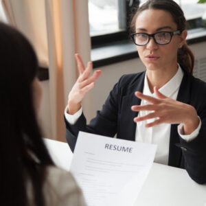 imagem de uma mulher fazendo uma entrevista em um dos processos do rh - Santo Caos